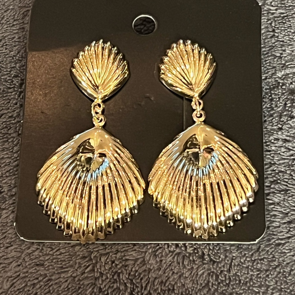 😍NEW😍Women’s Gold Shell Drop Pierced Earrings